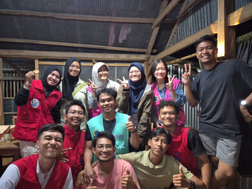 A group of people posing for a photo
AI-generated content may be incorrect.