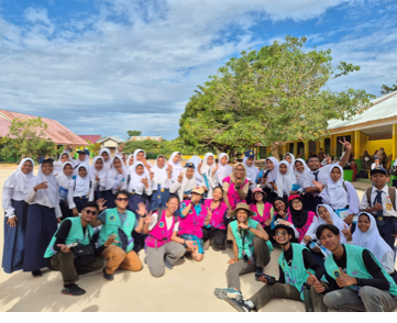 A group of people posing for a photo
AI-generated content may be incorrect.